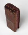Anonym Non-Book. Steckschuber aus rotem Maroquin.