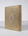 Anonym Livre de Prières, tissé d’apres les enluminures des manuscrits du XIVe au XVe siècle. Text und Illustrationen vollständig in Jacquard-Weberei mittles Lochkarten aus schwarzer und silberner Seide hergestellt.